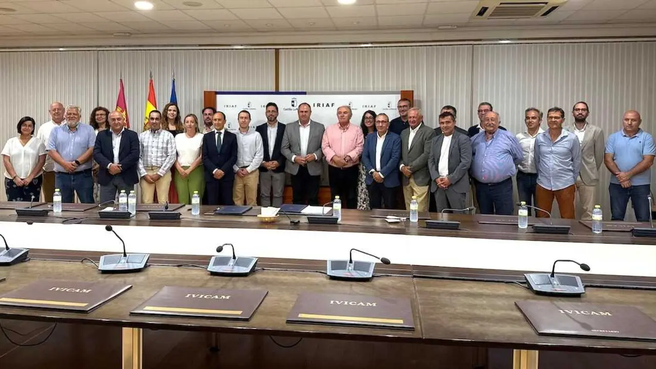 Imagen de familia de la constituci&oacute;n este lunes en Tomelloso (Ciudad Real) de la Asociaci&oacute;n Interprofesional del Pistacho de Castilla-La Mancha, Interpistacho