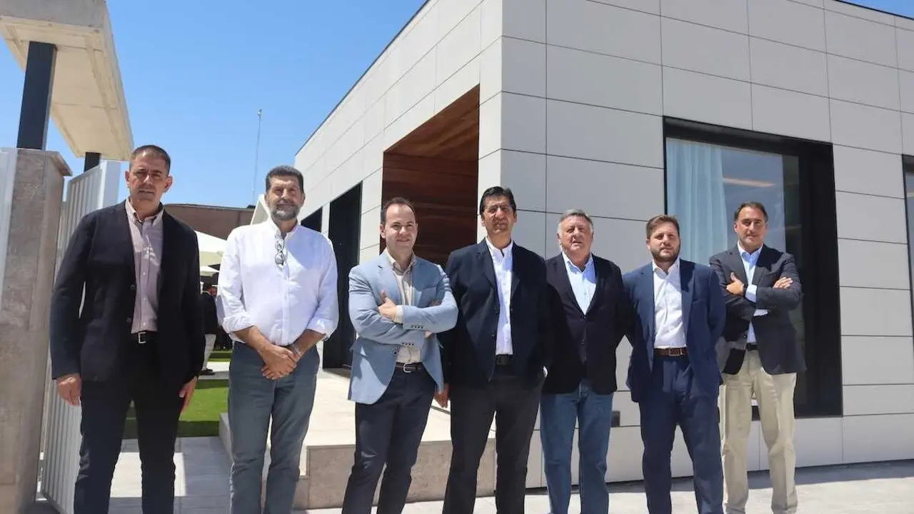 El vicepresidente segundo del Gobierno de Castilla-La Mancha, Jos&eacute; Manuel Caballero, y el consejero de Fomento, Nacho Hernando; han visitado, en Herencia (Ciudad Real), el proyecto &lsquo;Tecnove Custom Trucks. Innovaci&oacute;n, industria y vivienda para una nueva generaci&oacute;n&rsquo;.