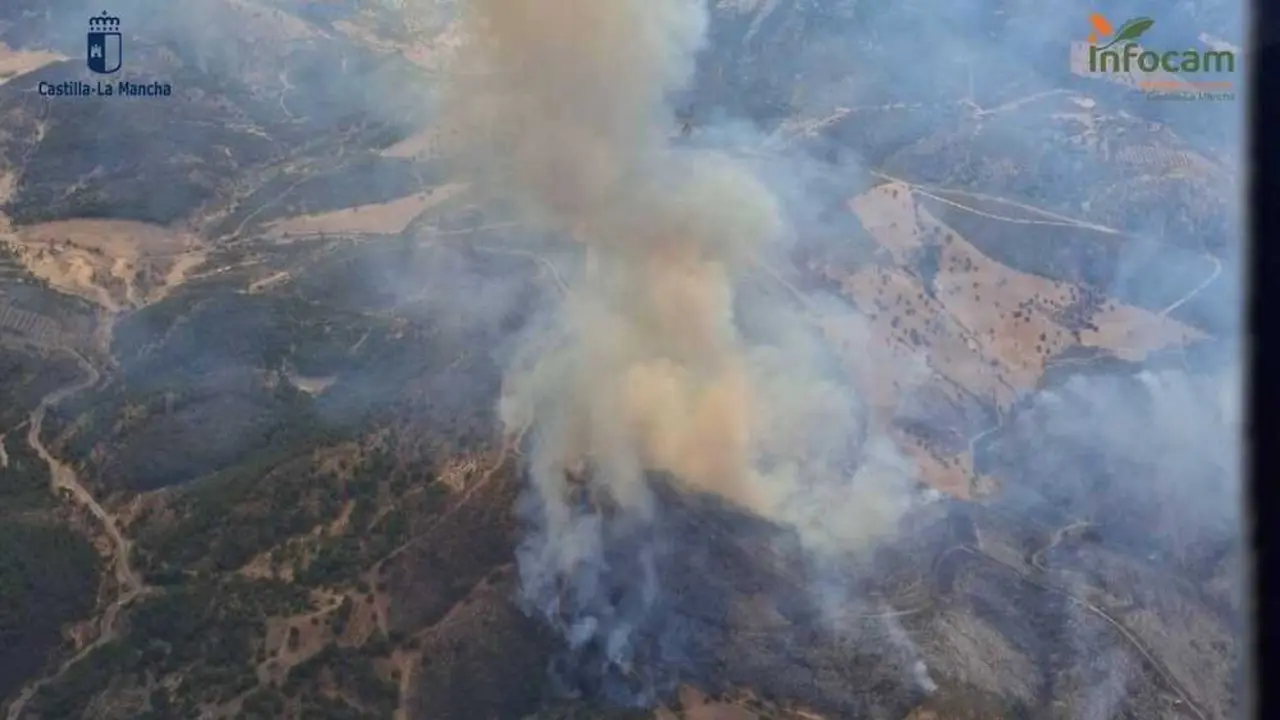 Varios medios trabajan en un incendio forestal en Calzada de Calatrava (Ciudad Real)
