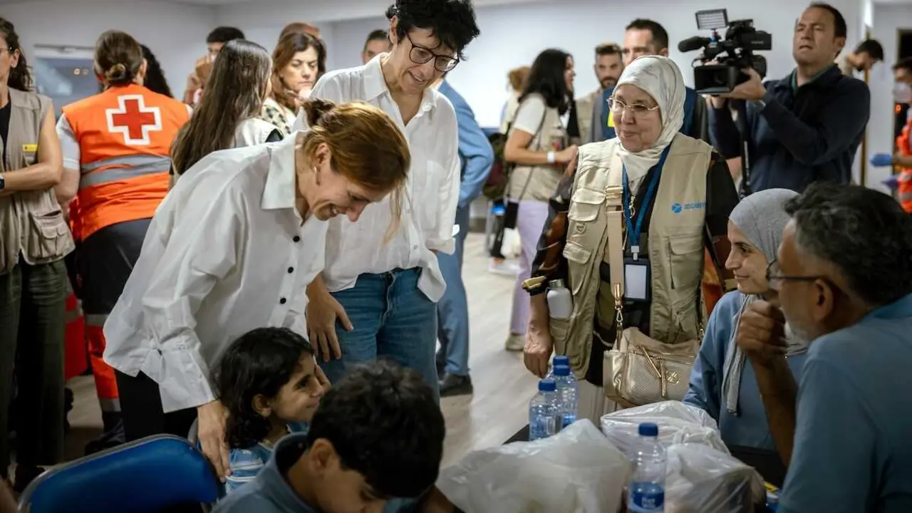 Las ministra de Sanidad e Inclusi&oacute;n, M&oacute;nica Garc&iacute;a y Elma S&aacute;iz, en la llegada este martes de los ni&ntilde;os gazat&iacute;es evacuados que ser&aacute;n atendidos en hospitales de Espa&ntilde;a.