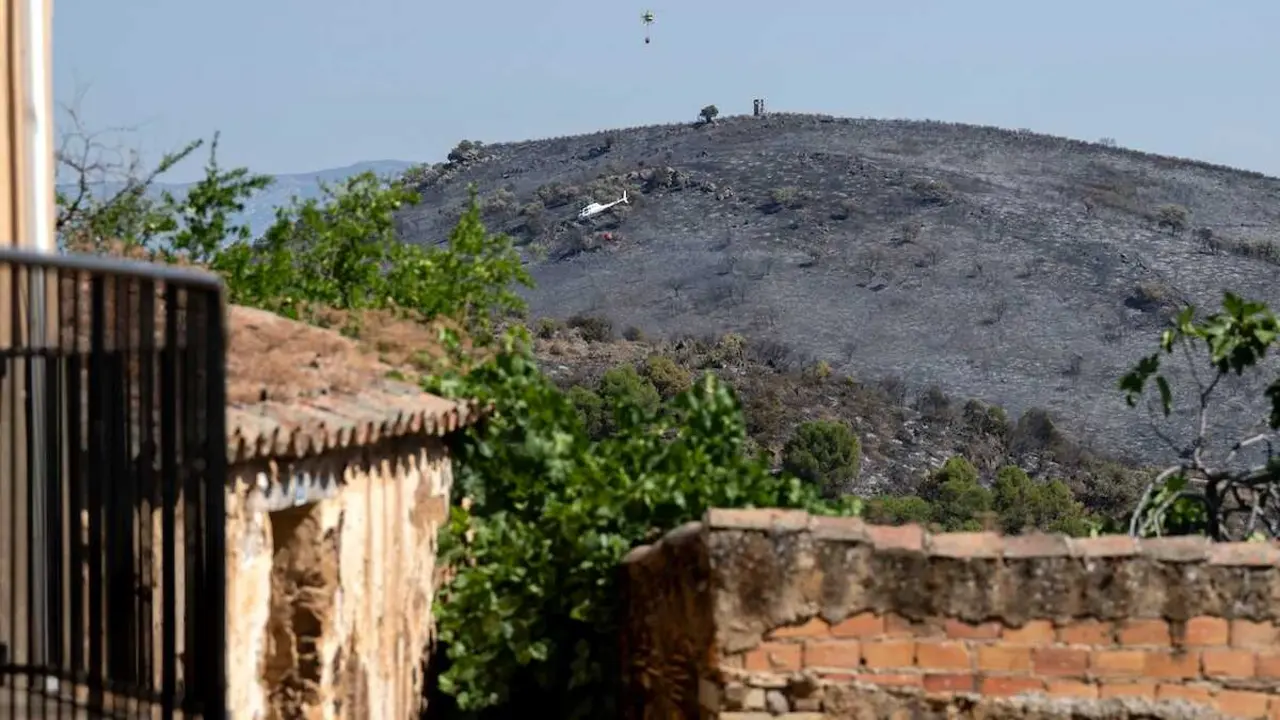 El incendio forestal declarado en la pedan&iacute;a de Huertezuelas, en el t&eacute;rmino municipal de Calzada de Calatrava (Ciudad Real), ha dejado a las viviendas al l&iacute;mite tras una jornada de &ldquo;calvario&rdquo; seg&uacute;n los vecinos, que fueron desalojados de forma preventiva y han podido regresar este martes a sus casas - EFE/Jes&uacute;s Monroy