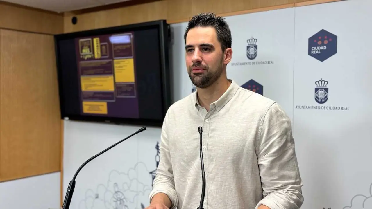 El concejal de Juventud e Infancia del Ayuntamiento de Ciudad Real, Pau Beltr&aacute;n, ha presentado las actividades de verano para j&oacute;venes.