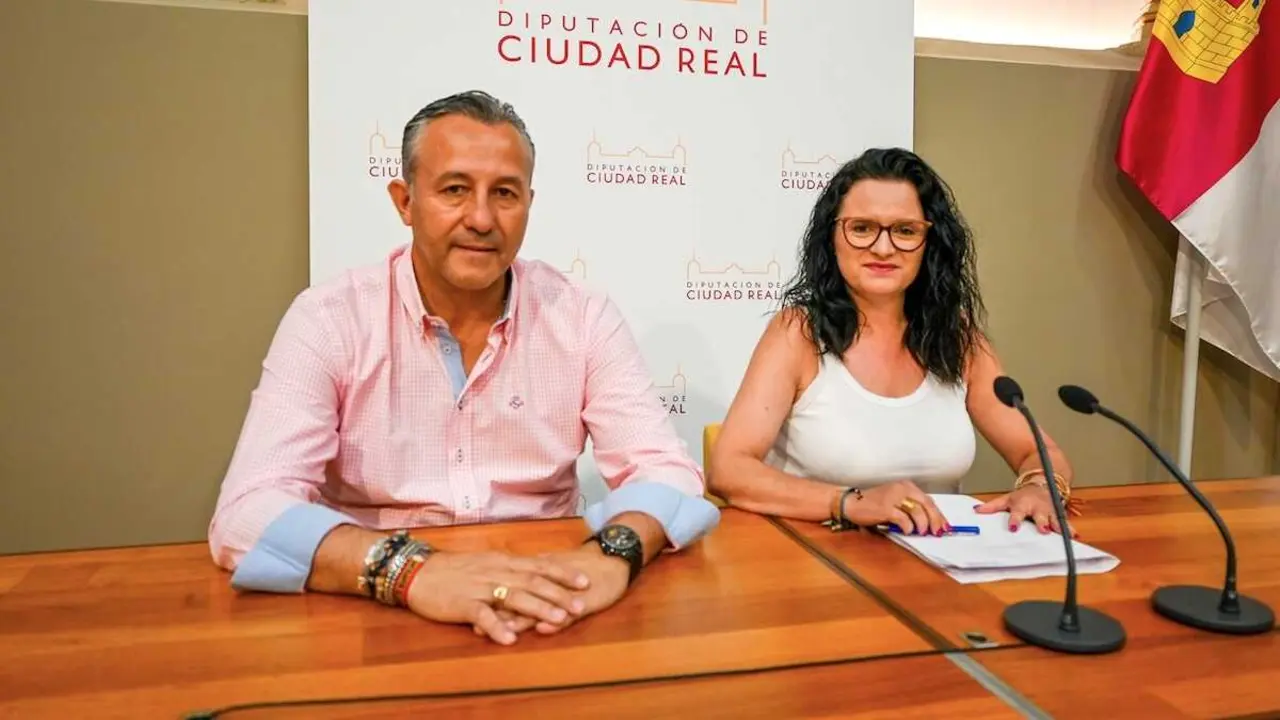 La portavoz del Gobierno de la Diputaci&oacute;n de Ciudad Real, Roc&iacute;o Zarco, junto al vicepresidente de Hacienda y Organizaci&oacute;n Interna, Adri&aacute;n Fern&aacute;ndez