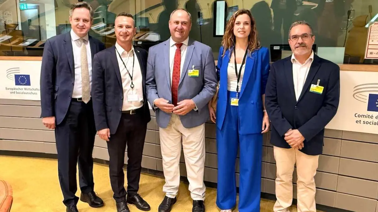 El consejero de Agricultura, Ganader&iacute;a y Desarrollo Rural, Juli&aacute;n Mart&iacute;nez Liz&aacute;n, asiste, en Bruselas, a la reuni&oacute;n del Intergrupo del Vino, en la que se designa la Vicepresidencia de este Intergrupo a Castilla-La Mancha.