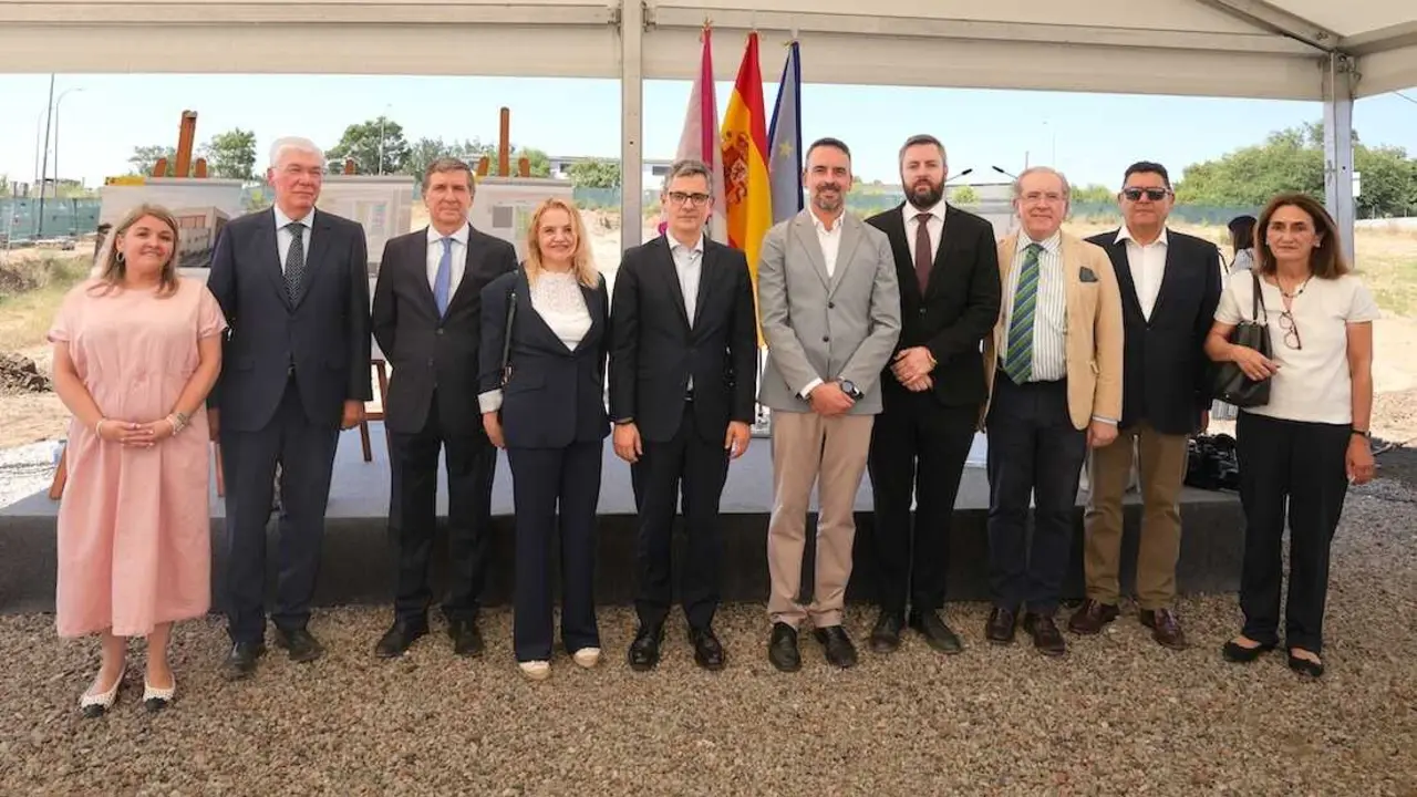 El ministro de la Presidencia, Justicia y Relaciones con las Cortes, F&eacute;lix Bola&ntilde;os, ha colocado la primera piedra de la nueva sede judicial de Illescas (Toledo).