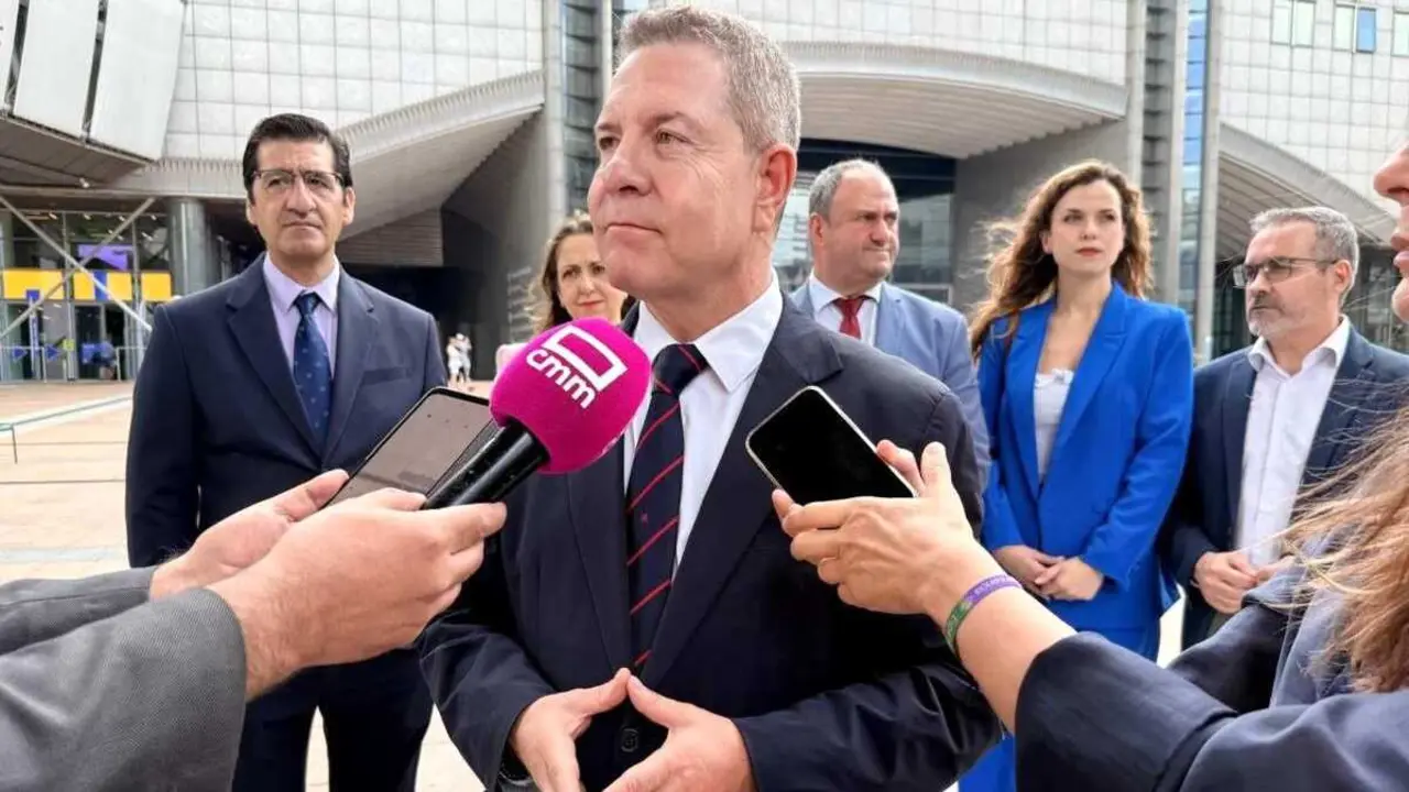 El presidente de Castilla-La Mancha, Emiliano Garc&iacute;a-Page, atendiendo a los medios este mi&eacute;rcoles en Bruselas