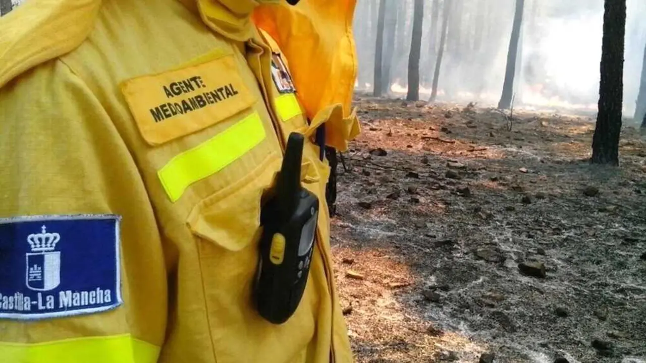 En la imagen de archivo un agente medioambiental en un incendio forestal