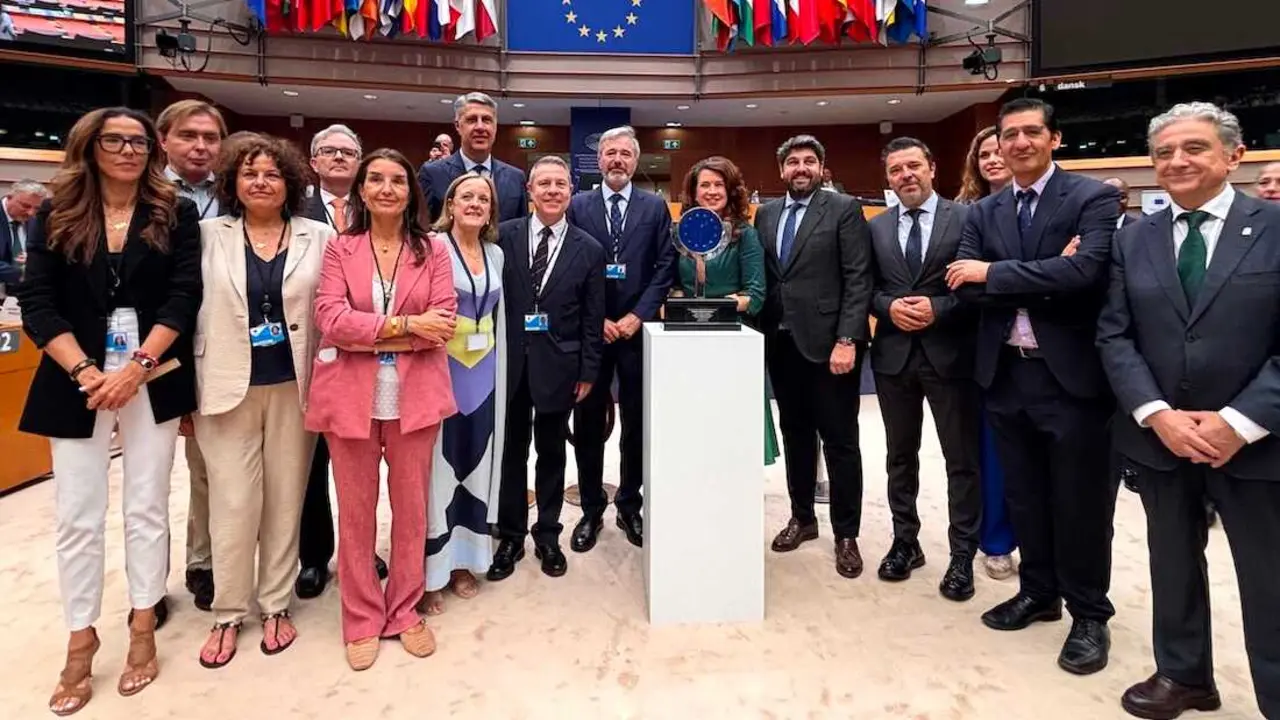El presidente de Castilla-La Mancha, Emiliano Garc&iacute;a-Page, posa junto a otras autoridades con el Premio Europeo Carlos V otorgado al Comit&eacute; de las Regiones en el pleno celebrado en el Parlamento Europeo.
