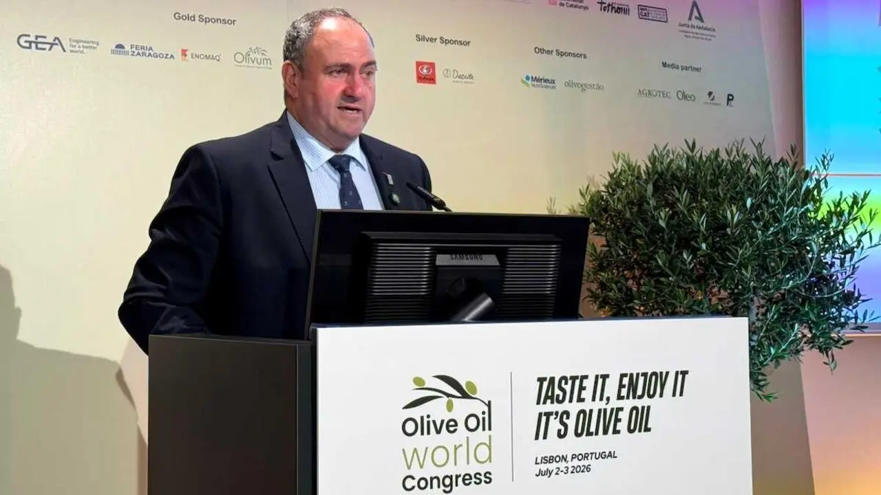 El consejero de Agricultura, Ganader&iacute;a y Desarrollo Rural, Juli&aacute;n Mart&iacute;nez Liz&aacute;n, durante la inauguraci&oacute;n del Congreso Mundial del Aceite de Oliva que se celebra durante los d&iacute;as 2 y 3 de julio en Lisboa.
