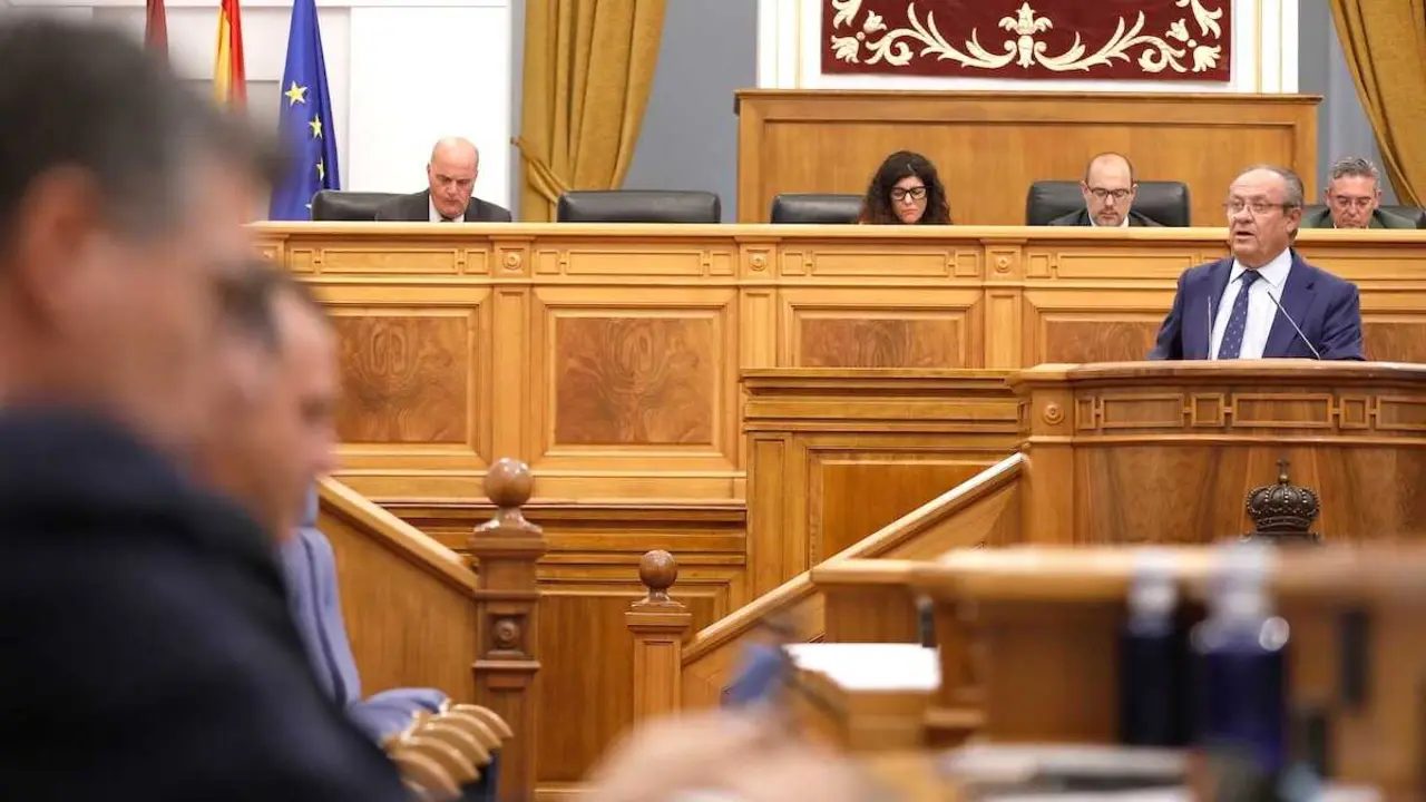 El consejero de Hacienda, Administraciones P&uacute;blicas y Transformaci&oacute;n Digital de Castilla-La Mancha, Juan Alfonso Ruiz Molina, este jueves durante su intervenci&oacute;n en el Pleno de las Cortes regionales.