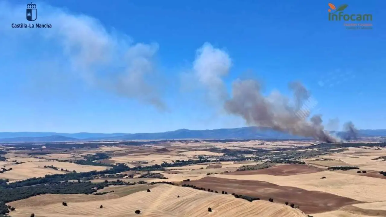 Un incendio en Robledillo de Mohernando (Guadalajara) corta la carretera GU-199