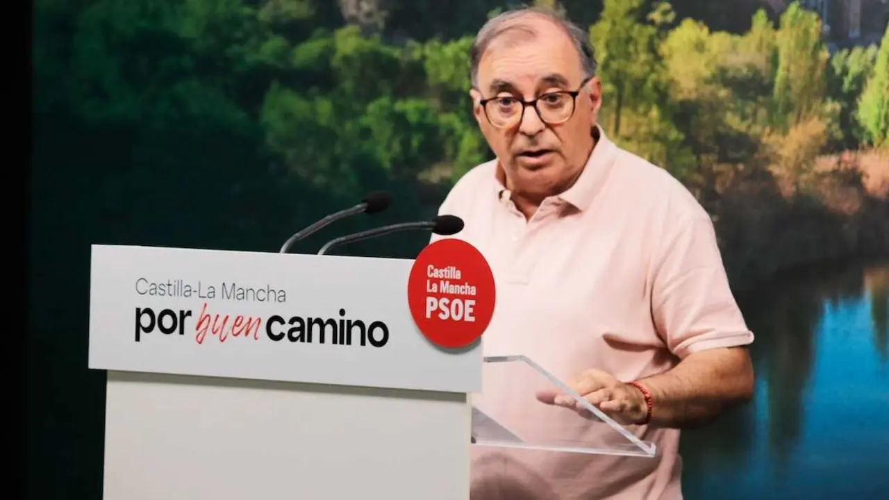 El secretario de An&aacute;lisis y Estudios Estrat&eacute;gicos del PSOE de Castilla-La Mancha, Fernando Mora, durante la rueda de prensa que ha ofrecido en la sede de los socialistas en Toledo.