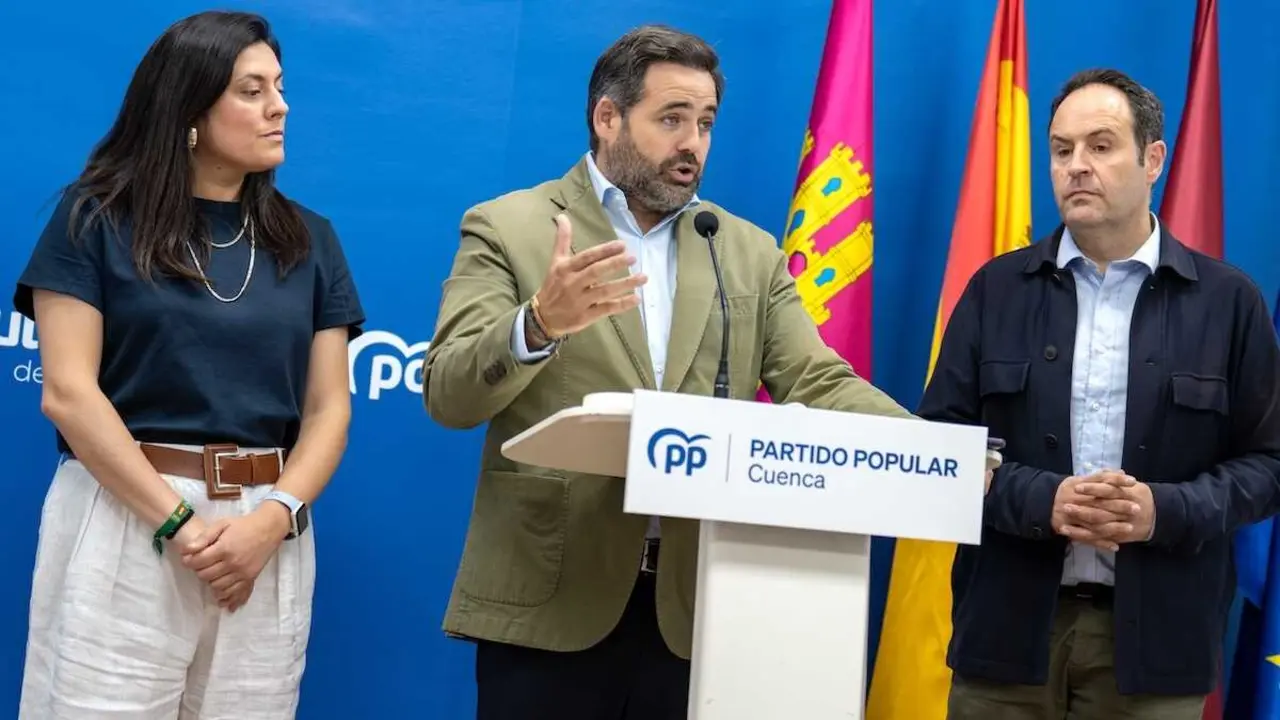 El presidente del PP de Castilla-La Mancha, Paco N&uacute;&ntilde;ez, durante la rueda de prensa que ha ofrecido en la sede de los 'populares' en Cuenca.