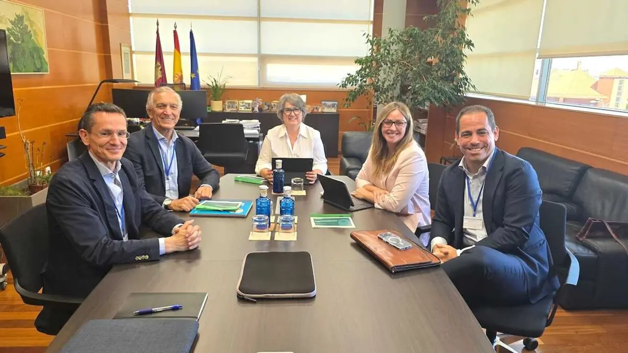 La consejera de Desarrollo Sostenible, Mercedes G&oacute;mez, y la directora general de Econom&iacute;a Circular y Agenda 2030, Esther Haro, durante la reuni&oacute;n con el director general de Ecovidrio, Jos&eacute; Manuel N&uacute;&ntilde;ez-Lagos, y otros representantes de la entidad.