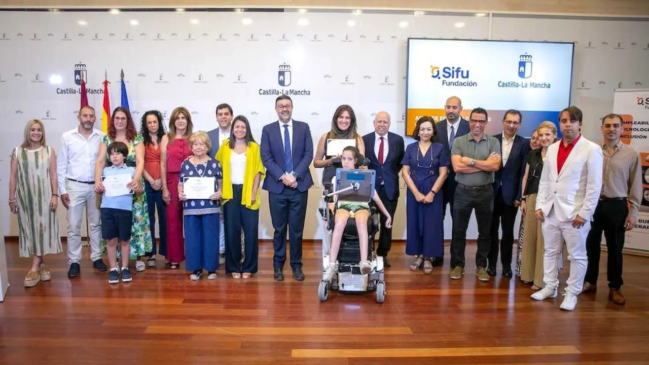 El consejero de Educaci&oacute;n, Cultura y Deportes, Amador Pastor; y la consejera de Bienestar Social, B&aacute;rbara Garc&iacute;a Torijano; han presentado y entregado las Becas SuperArte.