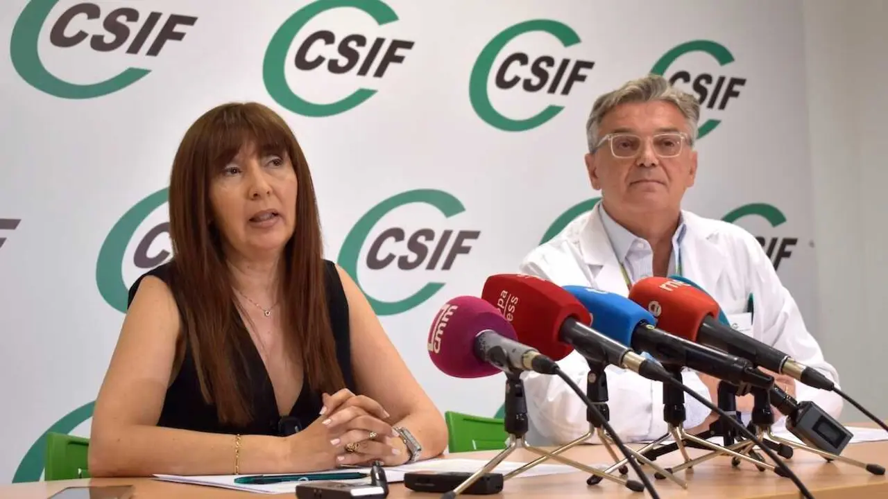 La responsable de CSIF Sanidad Toledo, Victoria Guti&eacute;rrez, y el m&eacute;dico de Urgencias del Hospital Universtario de Toledo y delegado de CSIF Sanidad Toledo, Miguel &Aacute;ngel Gonz&aacute;lez.