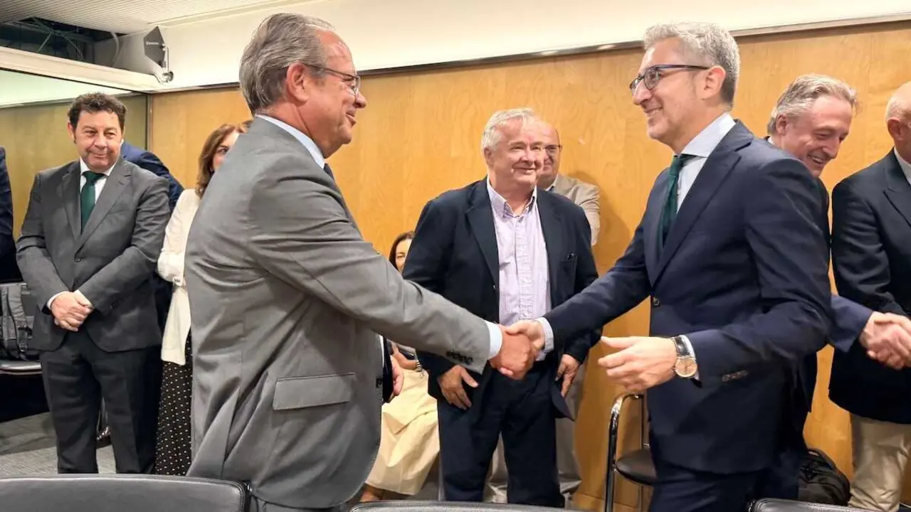El consejero de Hacienda, Administraciones P&uacute;blicas y Transformaci&oacute;n Digital, Juan Alfonso Ruiz Molina, saluda al ministrao de Hacienda, Arcadi Espa&ntilde;a, momentos antes del Pleno del Consejo de Pol&iacute;tica Fiscal y Financiera (CPFF).