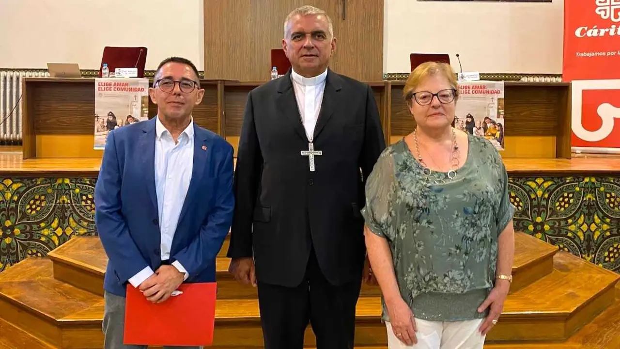 &Aacute;ngel Rom&aacute;n Id&iacute;goras, obispo de Albacete y obispo acompa&ntilde;ante de C&aacute;ritas Regional (c); Rosa Garc&iacute;a Fern&aacute;ndez de Sevilla, presidenta de la entidad (d); y Amador Casquero Fern&aacute;ndez, coordinador regional (i).