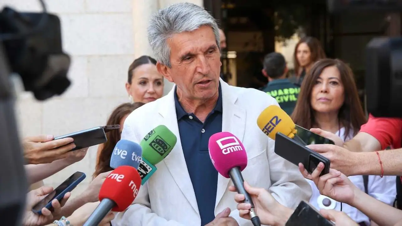 El delegado del Gobierno en Castilla-La Mancha, Jos&eacute; Pablo Sabrido, atendiendo a los medios de comunicaci&oacute;n este martes en Toledo.