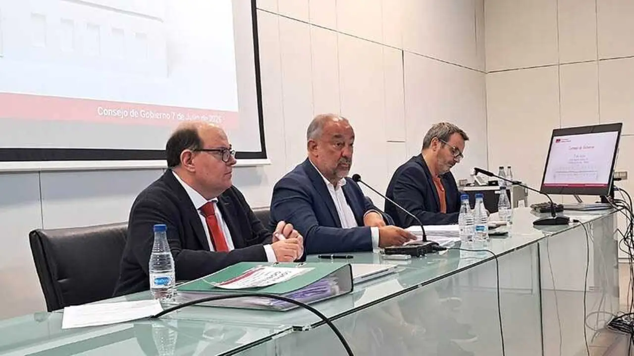 El rector de la UCLM, Juli&aacute;n Garde, ha presidido en el Campus de Toledo la reuni&oacute;n del Consejo de Gobierno de la instituci&oacute;n acad&eacute;mica.