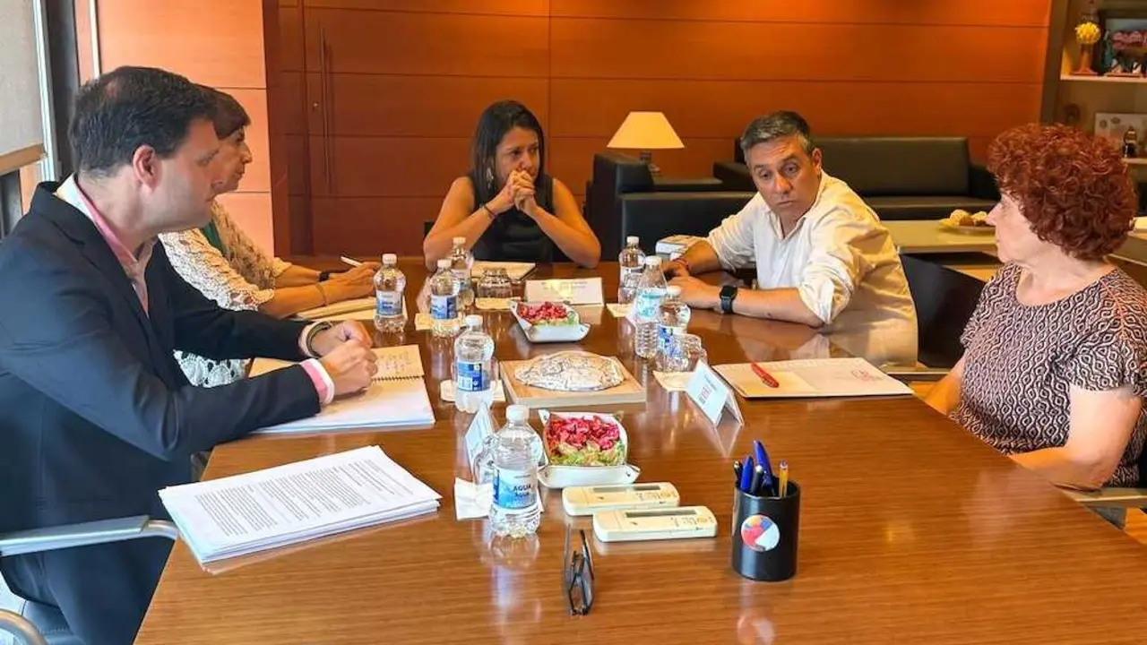 El secretario general de CCOO Castilla La Mancha, Javier Ortega, se re&uacute;ne con la consejera de Bienestar Social, Barbara Garc&iacute;a Torijano.