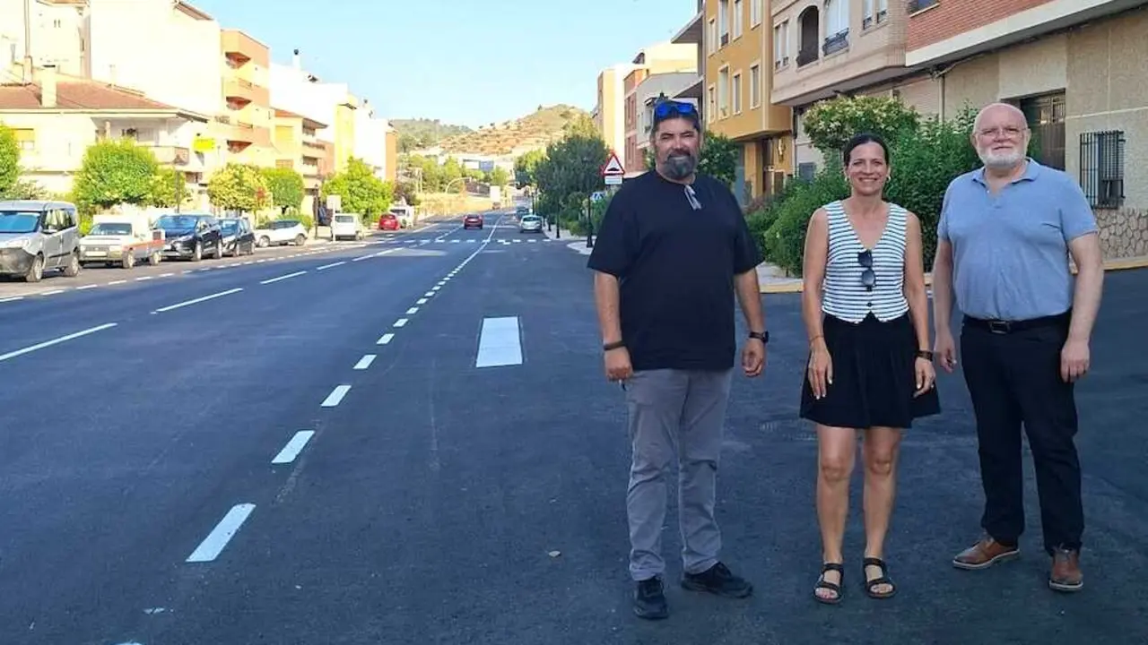 La Junta mejora el firme de dos carreteras de Elche de la Sierra