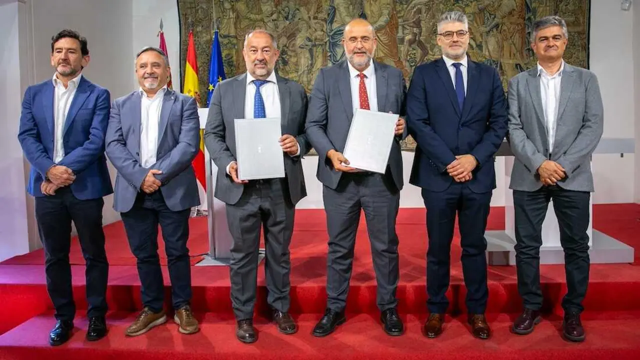 El vicepresidente primero del Gobierno regional, Jos&eacute; Luis Mart&iacute;nez Guijarro y el rector de la Universidad de Castilla-La Mancha, Juli&aacute;n Garde, han firmado el convenio para la puesta en marcha de la C&aacute;tedra &lsquo;Inteligencia del Dato&rsquo;.
