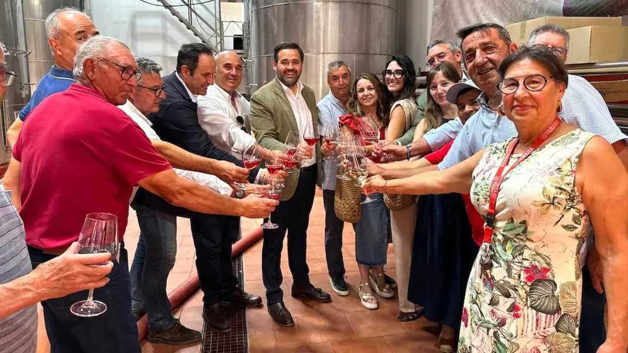 El presidente del PP de Castilla-La Mancha, Paco N&uacute;&ntilde;ez, durante su visita a la Cooperativa San Jorge de Graja de Iniesta (Cuenca)