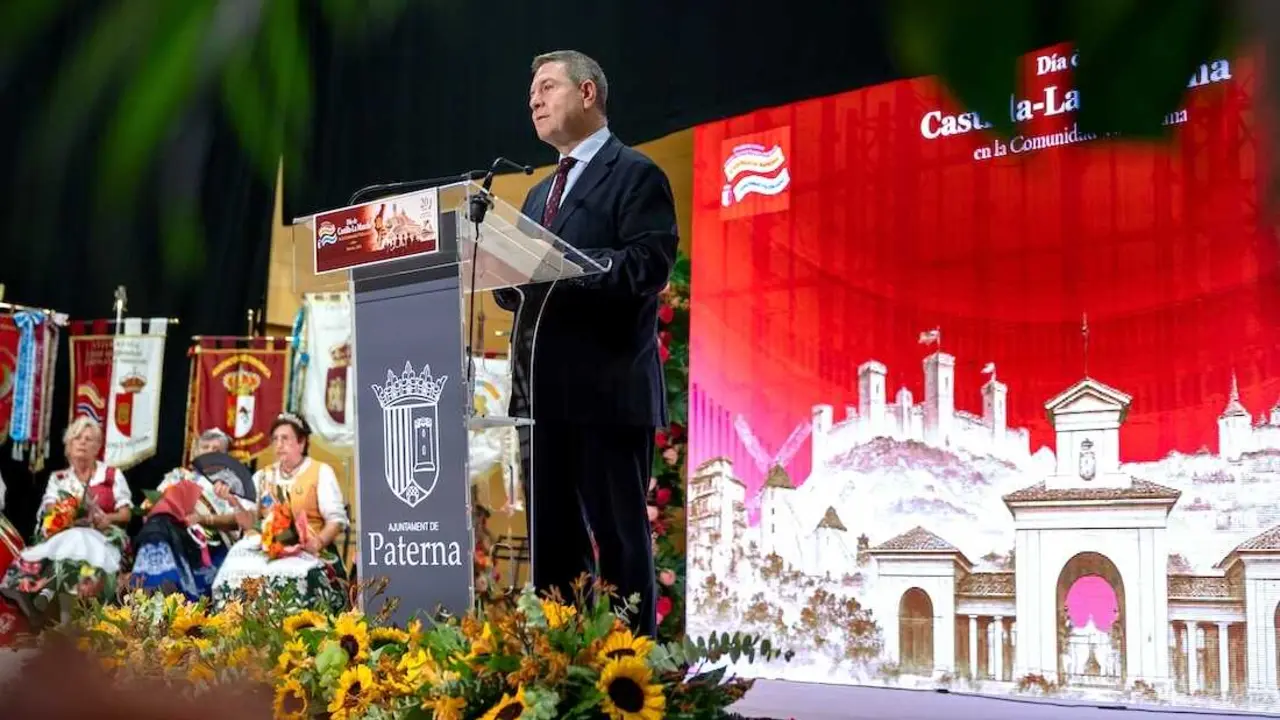 El presidente de Castilla-La Mancha, Emiliano Garc&iacute;a-Page, preside en Paterna, el acto conmemorativo del D&iacute;a de Castilla-La Mancha en la Comunidad Valenciana.