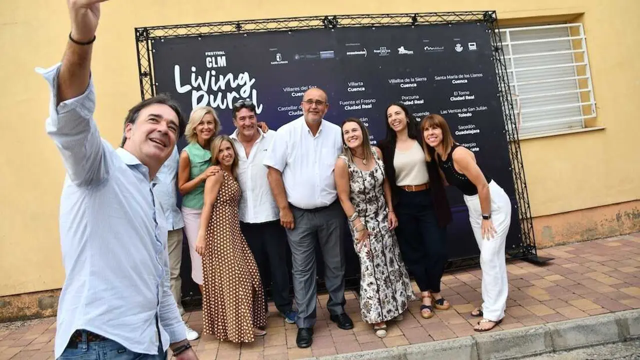 El vicepresidente primero del Gobierno de Castilla-La Mancha, Jos&eacute; Luis Mart&iacute;nez Guijarro, ha visitado el festival itinerante 'Living Rural' en Villalba de la Sierra (Cuenca).