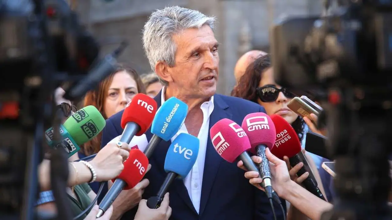El delegado del Gobierno en Castilla-La Mancha, Jos&eacute; Pablo Sabrido, atendiendo a los medios de comunicaci&oacute;n este lunes en Toledo.