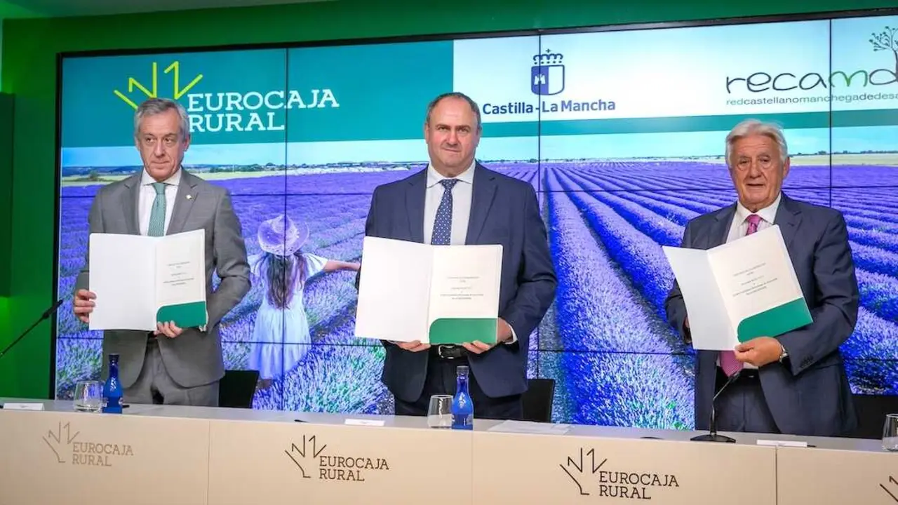 El consejero de Agricultura, Ganader&iacute;a y Desarrollo Rural, Juli&aacute;n Mart&iacute;nez Liz&aacute;n, en la firma del convenio de colaboraci&oacute;n entre Eurocaja Rural y la Red Castellano Manchega de Desarrollo Rural Recamder.