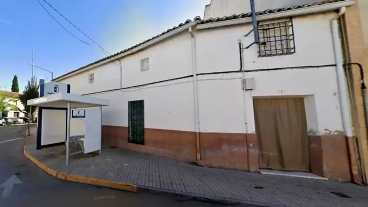 Vivienda de Villanueva de Alcardete (Toledo) en la que se hallaban restos &oacute;seos ocultos en el desv&aacute;n - Google Maps