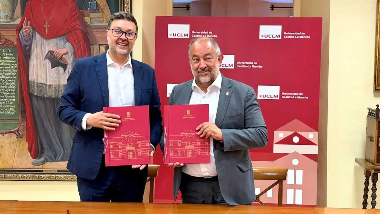 El consejero de Educaci&oacute;n, Cultura y Deportes de Castilla-La Mancha, Amador Pastor, y el rector de la UCLM, Juli&aacute;n Garde.