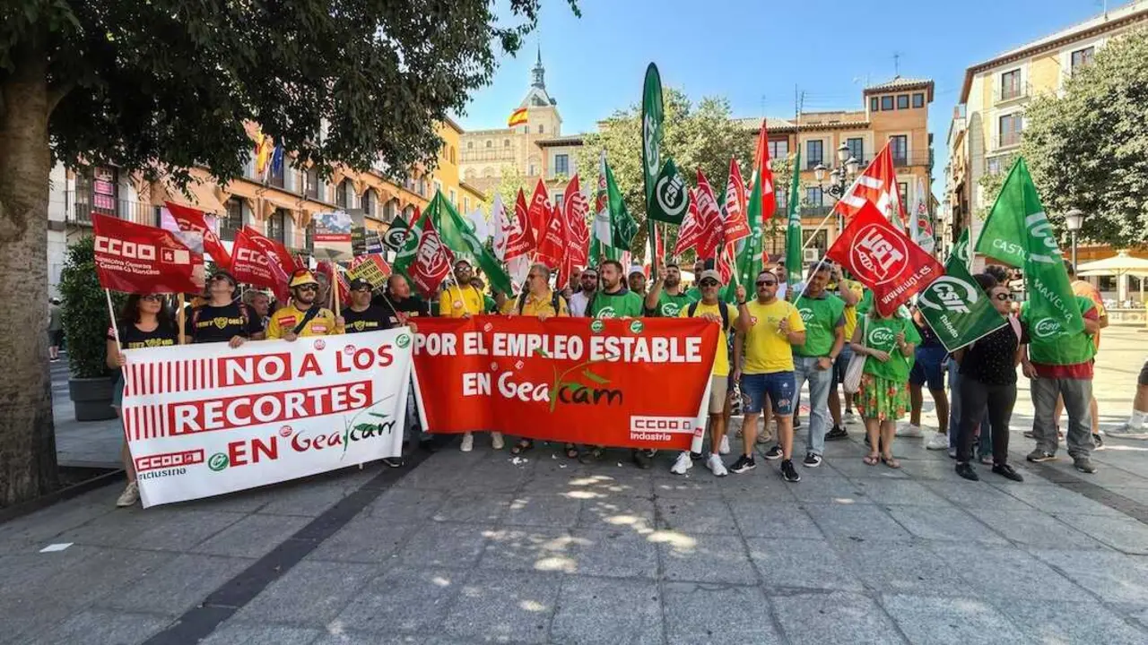 Bomberos forestales de Castilla-La Mancha protestan en Toledo contra los recortes en Geacam.