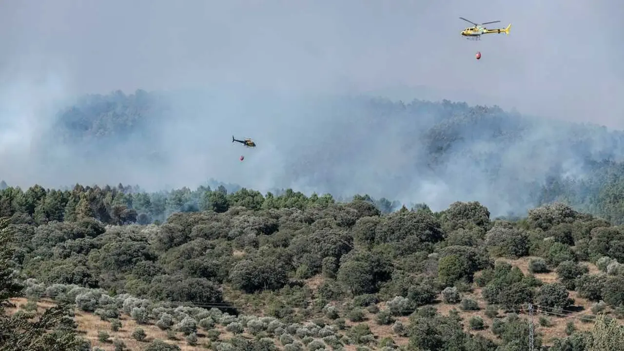 Dos helic&oacute;pteros trabajan en la extinci&oacute;n del incendio declarado este jueves en La Mierla, Guadalajara - EFE/Nacho Izquierdo