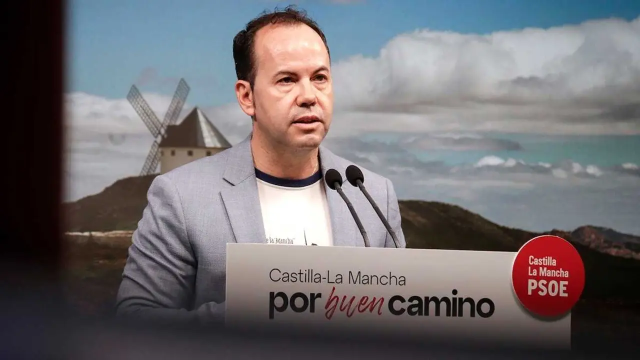 El secretario de Formaci&oacute;n del PSOE de Castilla-La Mancha, Sergio Garc&iacute;a-Navas, durante la rueda de prensa que ha ofrecido en la sede de los socialistas en Toledo.