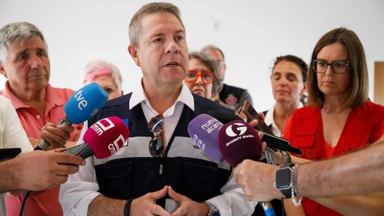 El presidente de Castilla-La Mancha, Emiliano Garc&iacute;a-Page, atiende a los medios en su segunda visita a &uacute;ltima hora de la tarde de este viernes al al puesto de mando avanzado (PMA) del incendio de la localidad guadalajare&ntilde;a de La Mierla.