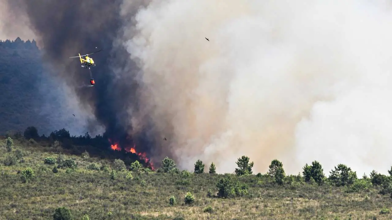 Medios a&eacute;reos trabajan en la extinci&oacute;n del incendio forestal en La Mierla (Guadalajara) - EP/Rafael Mart&iacute;n