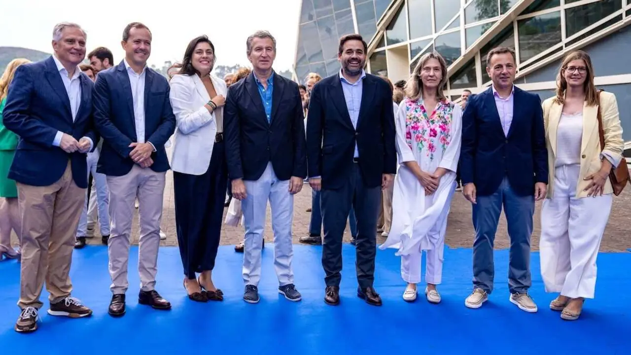 Los candidatos del PP a las alcald&iacute;as de las cinco capitales de provincia de Castilla-La Mancha posan junto Alberto N&uacute;&ntilde;ez Feij&oacute;o este s&aacute;bado en Santiago de Compostela.