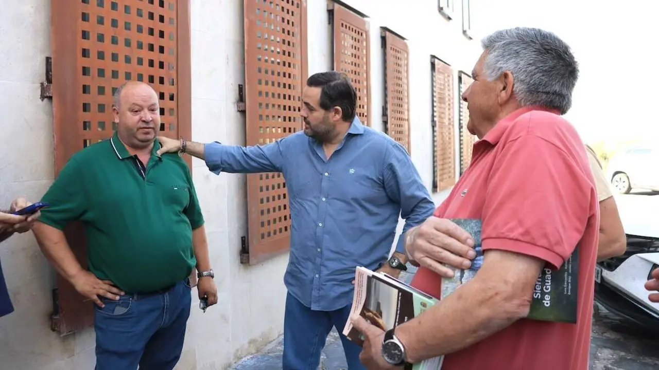El presidente del PP de Castilla-La Mancha, Paco N&uacute;&ntilde;ez, este domingo junto a alcaldes de la zona del incendio de La Mierla (Guadalajara).