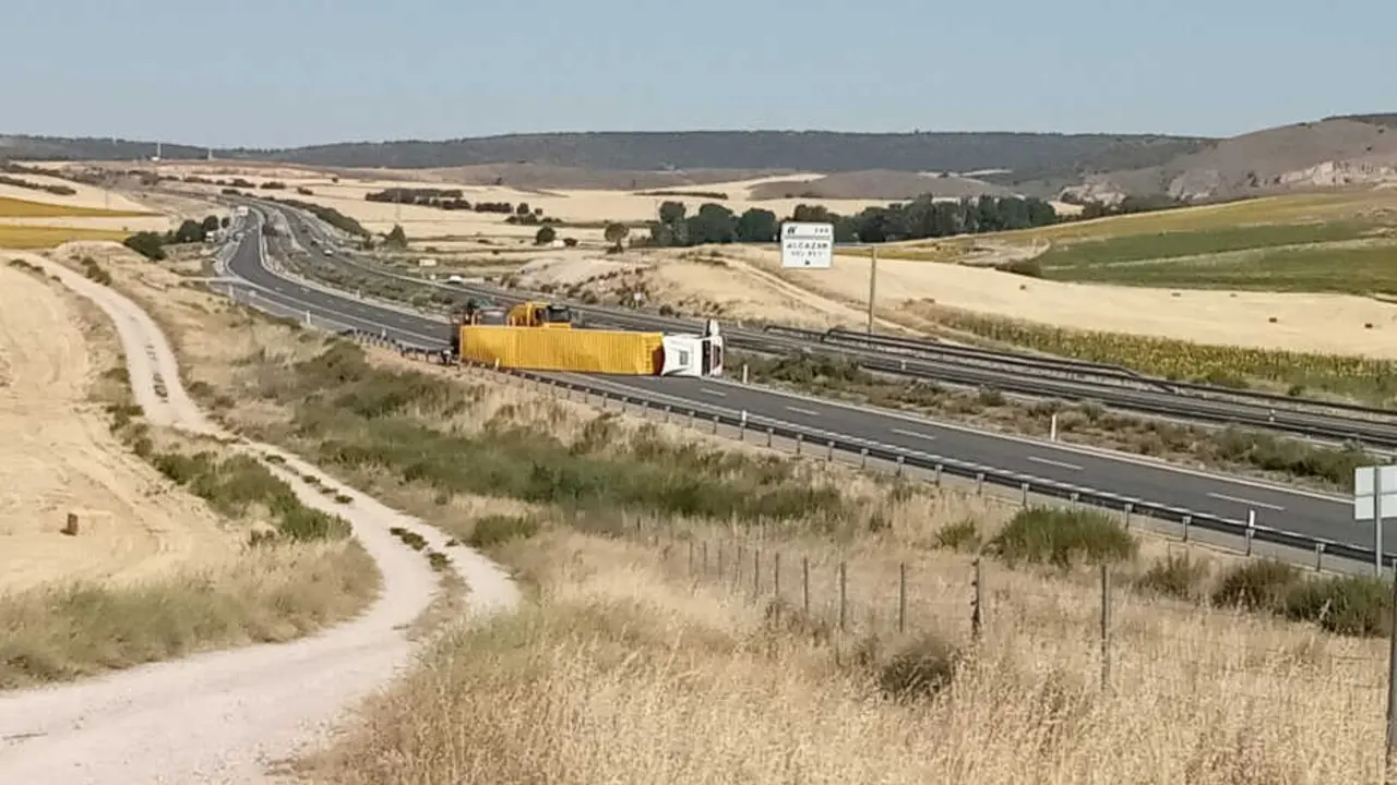 Un cami&oacute;n de mercanc&iacute;as peligrosas vuelca en la A-40 en Cuenca - Fotograf&iacute;a: CMM