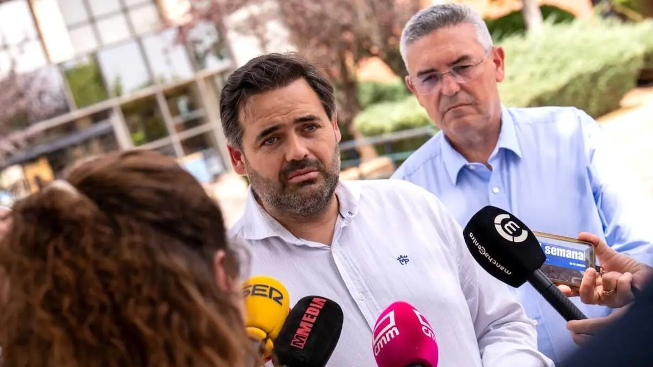 El presidente del PP de Castilla-La Mancha, Paco N&uacute;&ntilde;ez, atendiendo a los medios de comunicaci&oacute;n este lunes en Alc&aacute;zar de San Juan (Ciudad Real).