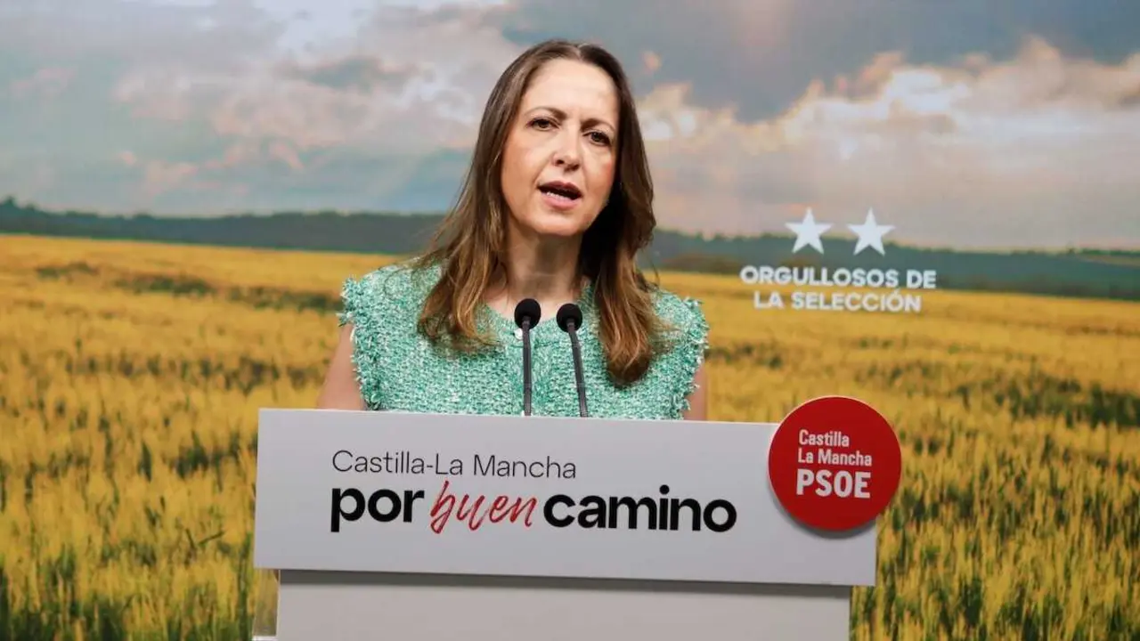 La vicesecretaria general del PSOE de Castilla-La Mancha y eurodiputada, Cristina Maestre, durante la rueda de prensa que ha ofrecido en la sede de los socialistas en Toledo.