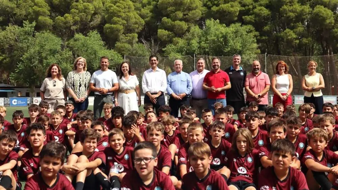El vicepresidente segundo del Gobierno de Castilla-La Mancha, Jos&eacute; Manuel Caballero, ha visitado, en la Residencia de Deportistas de Alc&aacute;zar de San Juan (Ciudad Real), el Campus Andr&eacute;s Iniesta Academy.