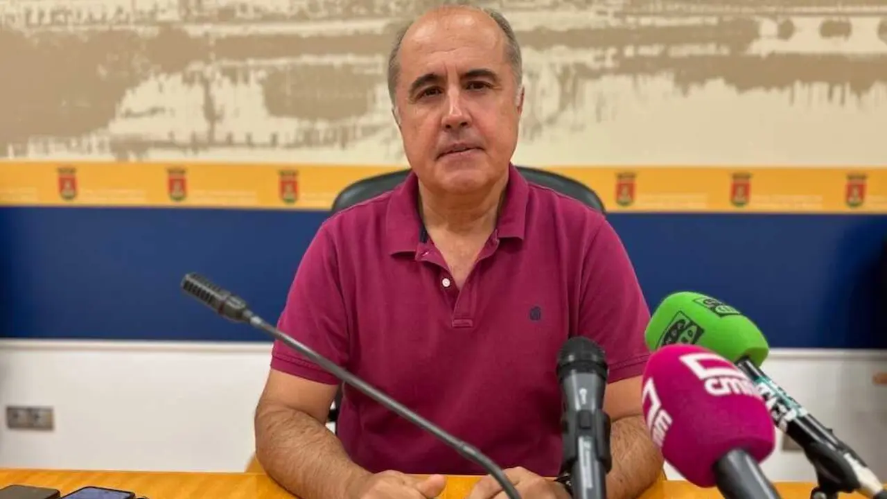 El portavoz del equipo de Gobierno del Ayuntamiento de Talavera de la Reina (Toledo), Jes&uacute;s Garc&iacute;a-Barroso, durante la rueda de prensa que ha ofrecido.
