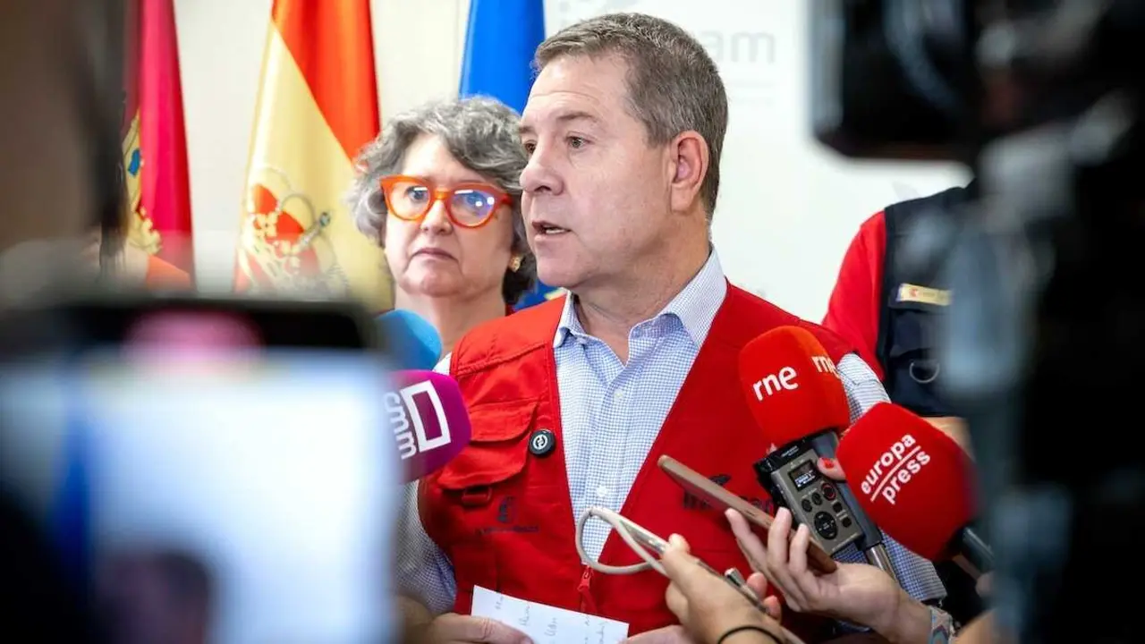 El presidente de Castilla-La Mancha, Emiliano Garc&iacute;a-Page, atiende a los medios tras presidir la reuni&oacute;n del CECOPI (Centro de Coordinaci&oacute;n Operativa Integrado) para analizar la situaci&oacute;n del incendio de La Mierla (Guadalajara).
