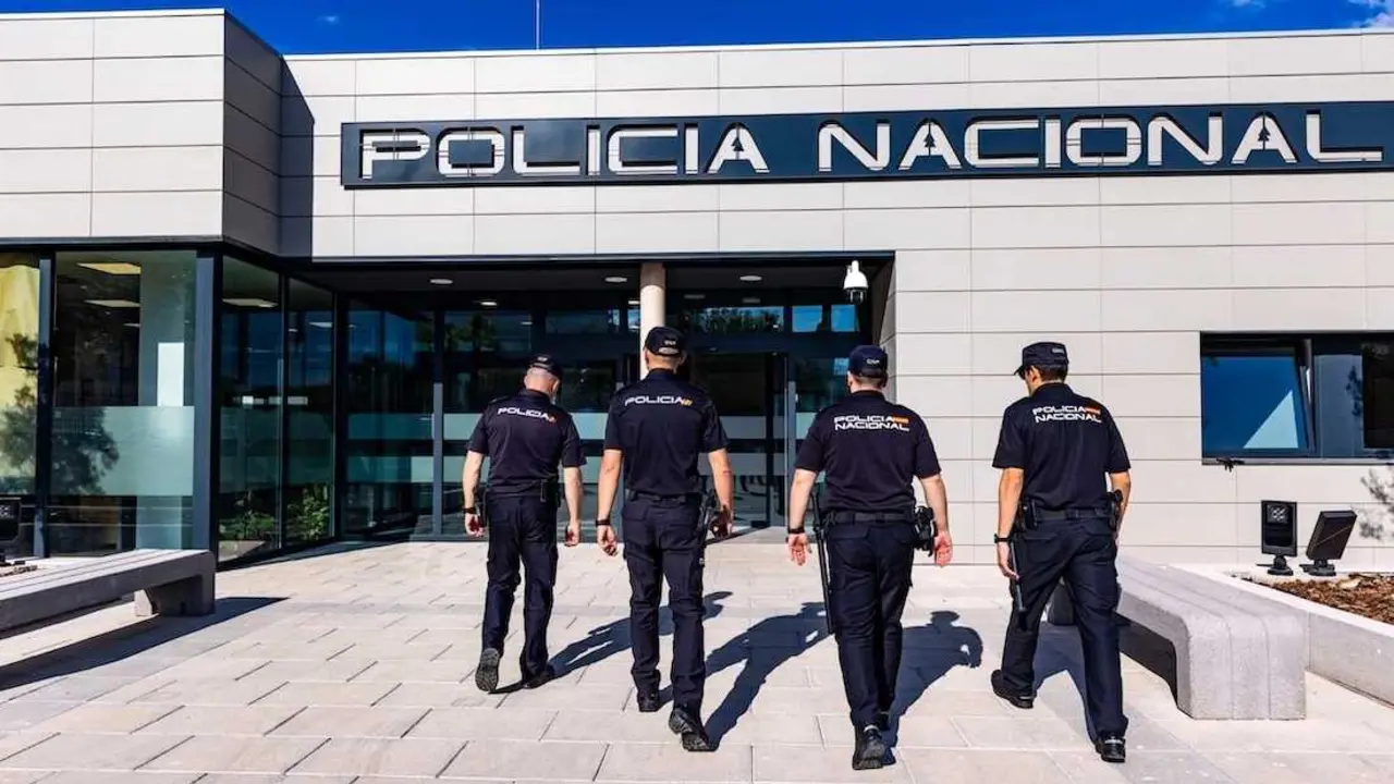 En la imagen agentes de la Polic&iacute;a Nacioanl a las puertas de la Comisar&iacute;a de Puertollano (Ciudad Real).