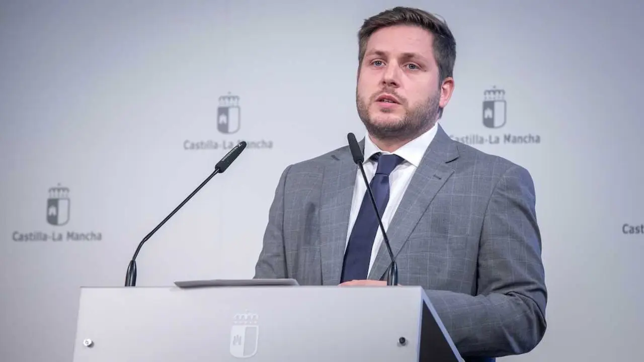 El consejero de Fomento de Castilla-La Mancha, Nacho Hernando, ha informado en rueda de prensa de los acuerdos del Consejo de Gobierno relacionados con su departamento.