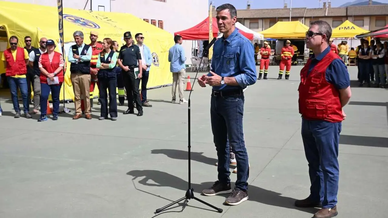 El presidente del Gobierno, Pedro S&aacute;nchez (i), y el presidente de Castilla-La Mancha, Emiliano Garc&iacute;a-Page (d), durante la visita al Puesto de Mando Avanzado del incendio forestal de La Mierla (Guadalajara)
